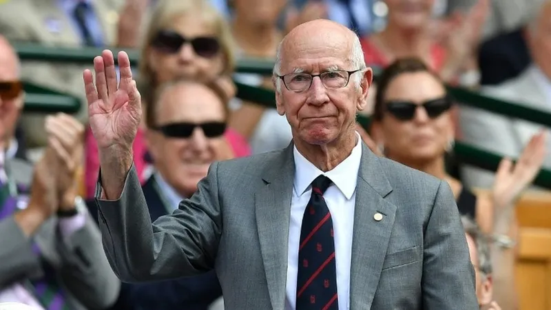 Man United đau buồn trước tin huyền thoại Bobby Charlton qua đời