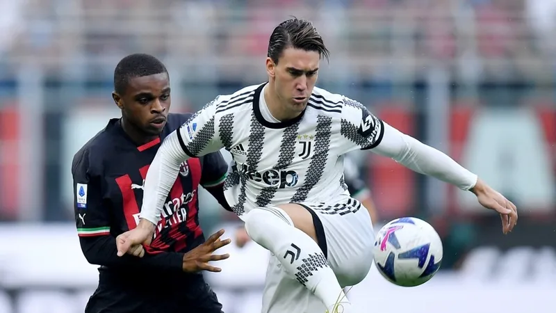 Dusan Vlahovic (phải, Juventus) tranh bóng với hậu vệ Tomori (Milan)