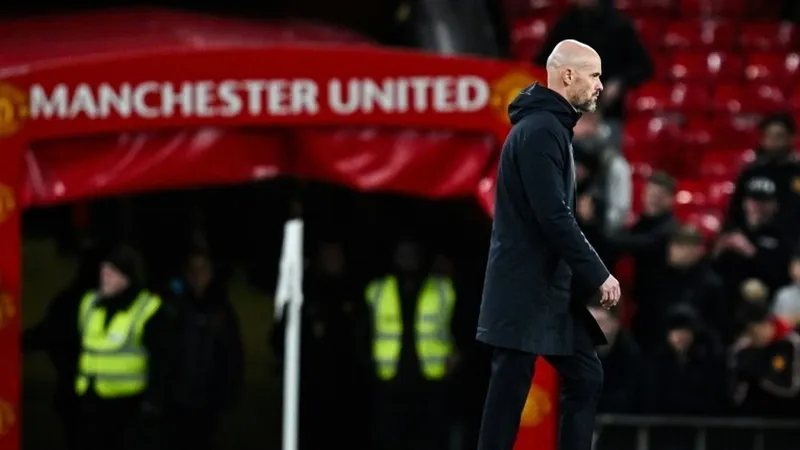 Erik ten Hag thất vọng rời sân sau trận thua Newcastle