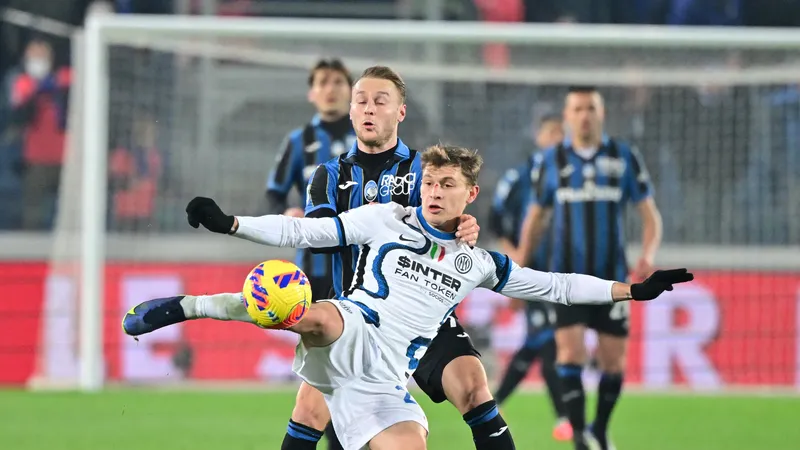 Barella sút bóng trước hậu vệ Atalanta