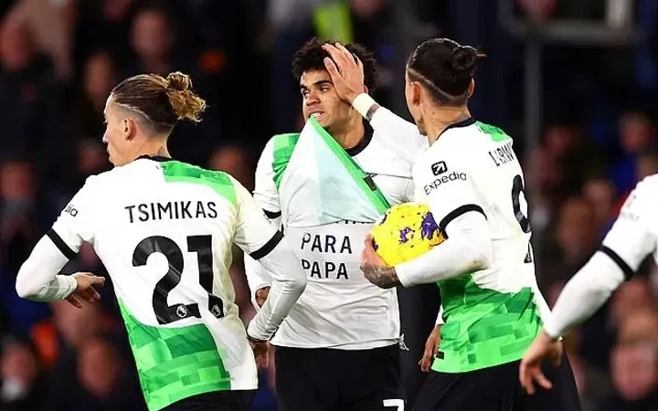 Luis Diaz ăn mừng bàn thắng trong trận hòa Luton `1-1