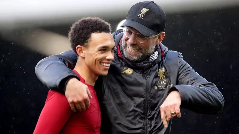 HLV Jurgen Klopp và Trent Alexander-Arnold 