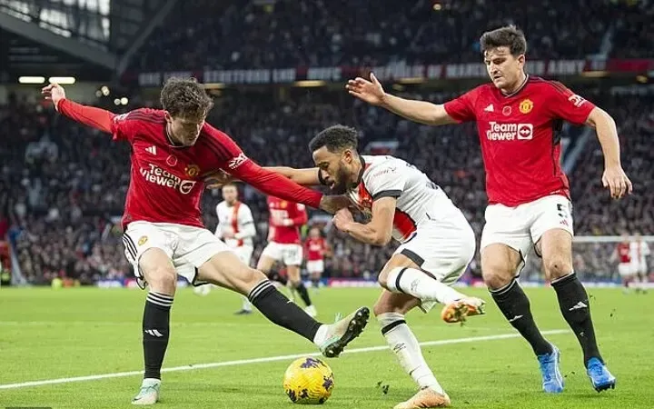 Khi Evans chấn thương, Lindelof đá chính với Harry Maguire