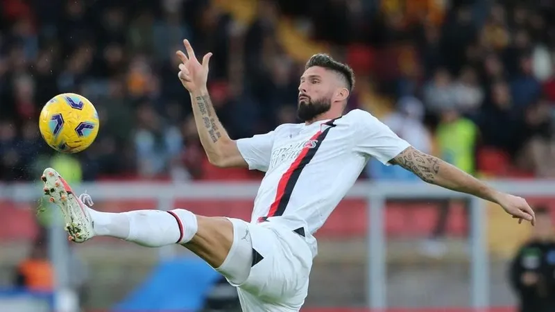 Olivier Giroud cũng thiếu kiềm chế để lãnh thẻ đỏ