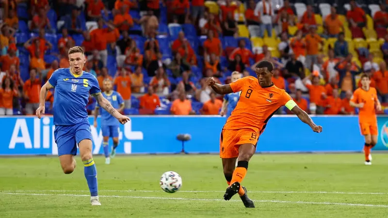 Hà Lan thắng Ukraine 2-1 ở trận lượt đi