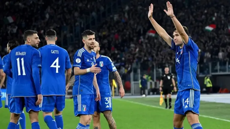  Federico Chiesa (phải) có trận đấu tuyệt vời trước Bắc Macedonia