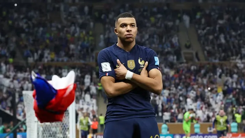 Kylian Mbappe trả lời giới truyền thông