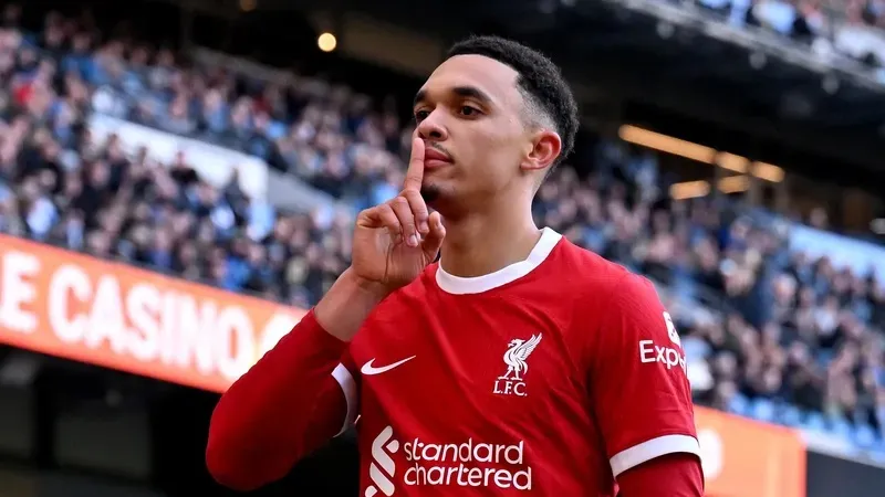 Trent Alexander-Arnold có màn trinh diễn xuất thần trước Man City