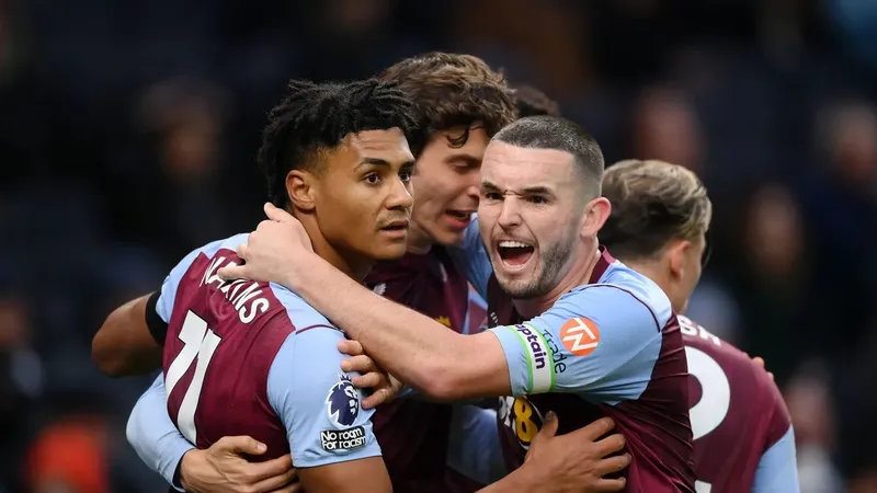 Ollie Watkins (trái) ăn mừng chiến thắng cùng đồng đội
