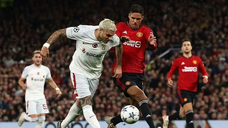 Mauro Icardi (Galatasaray) tranh bóng với Varane (Man United)
