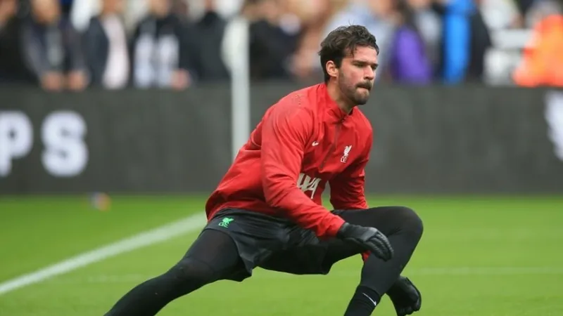  Alisson Becker sẽ ngồi ngoài 5 trận