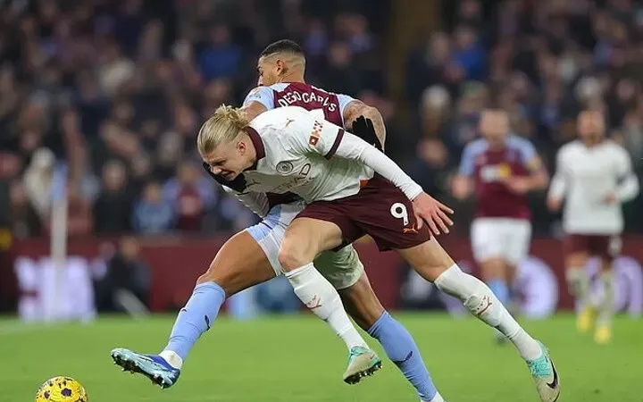 Erling Haaland dính chấn thương trong trận thua Aston Villa hôm thứ Năm