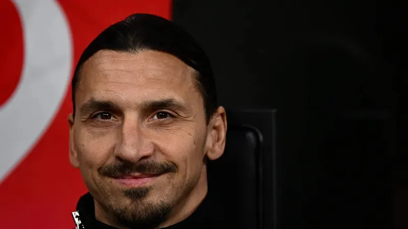 Zlatan Ibrahimovic chưa biết có dẫm chân HLV Stefano Pioli hay không