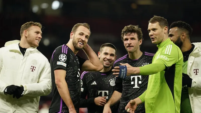 Các cầu thủ Bayern ăn mừng chiến thắng ở Old Trafford