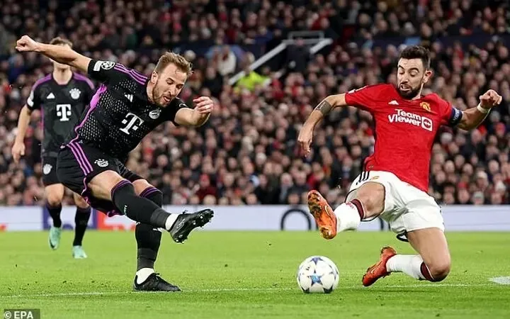 Harry Kane sút bóng trước Bruno Fernandez