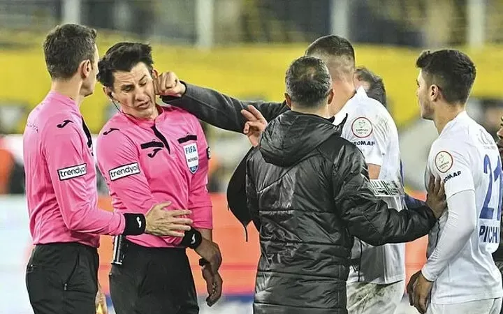 Chủ tịch Faruk Koca của MKE Ankaragucu đấm gục trọng tài Halil Umut Meler