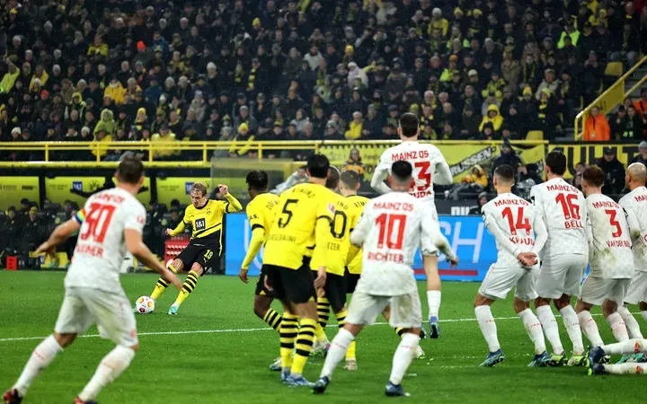 Julian Brandt thực hiện quả đá phạt, mở tỷ số ở phút 29