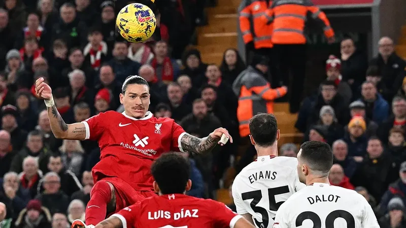Darwin Nunez nỗ lực đánh đầu trong trận hòa Man United