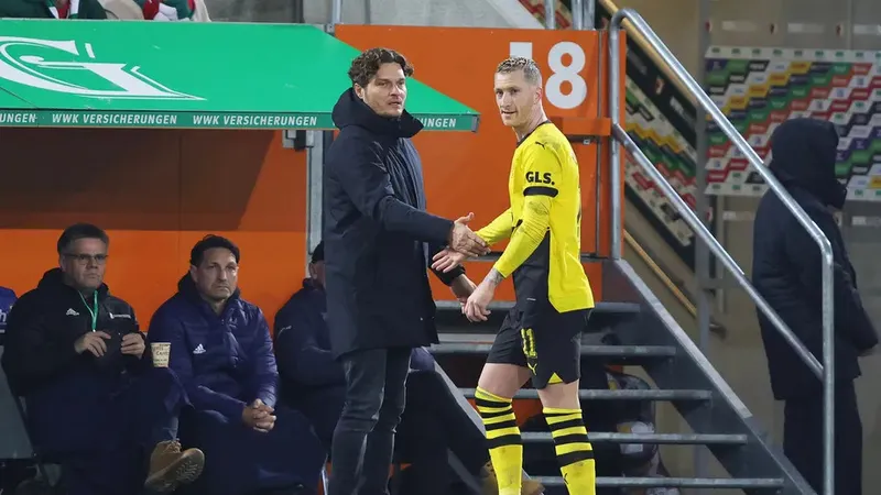 HLV Edin Terzic và lão tướng Marco Reus lạnh nhạt với nhau