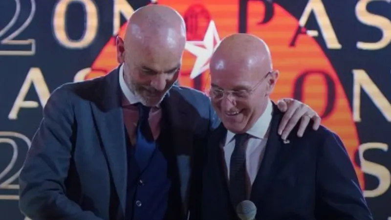 Arrigo Sacchi (phải) và Stefano Pioli