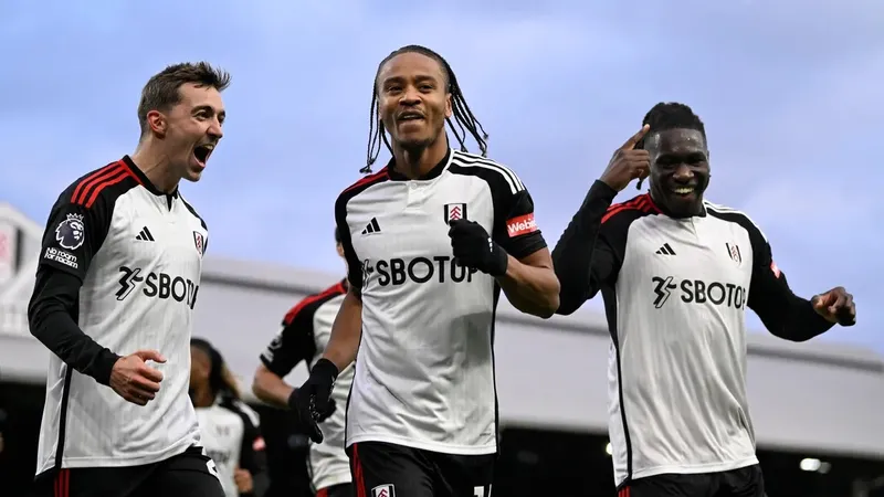 Fulham xuất sắc lội ngược dòng