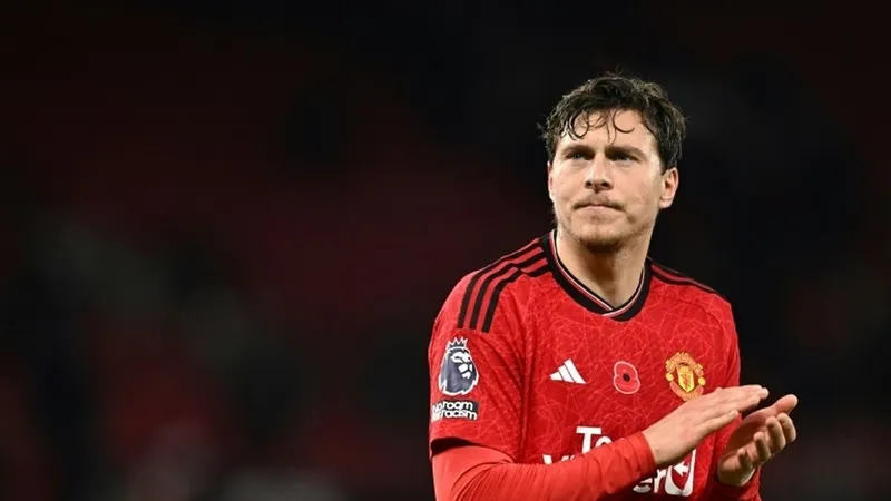 Erik ten Hag vẫn tín nhiệm Victor Lindelof