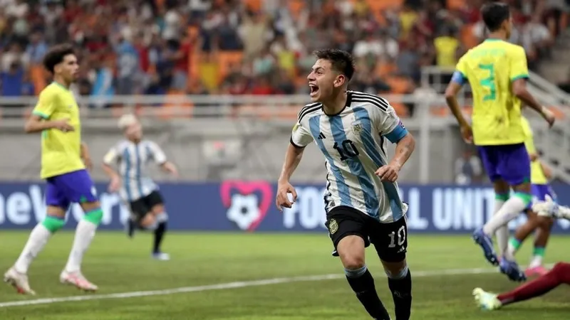 Claudio Echeverri sẽ đến Man City vào cuối năm 2024