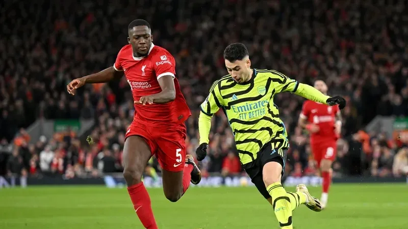Martinelli đi bóng trước hậu vệ Konata (Liverpool)