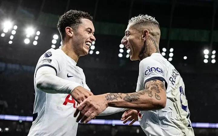 Brennan Johnson ăn mừng chiến thắng cùng Richarlison