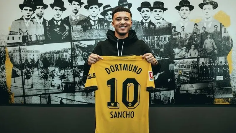 Jadon Sancho trình làng chiếc áo số 10 ở Dortmund
