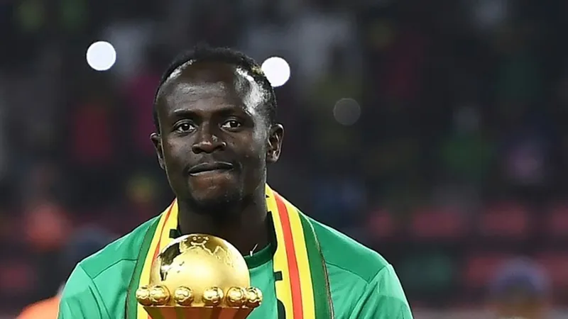 Sadio Mane với chiếc cúp vô địch 2 năm trước