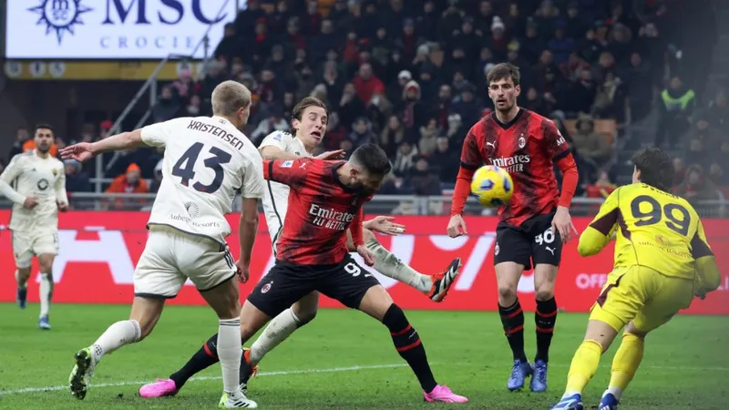 Olivier (giữa) lắc đầu đưa bóng vào lưới AS Roma