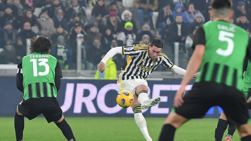 Dusan Vlahovic tung lưới Sassuolo bằng quả sút phạt tuyệt đẹp
