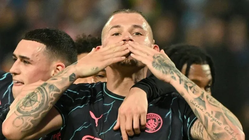 Kalvin Phillips hiếm có cơ hội ra sân ở Premier League
