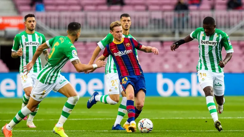Frenkie De Jong trong vòng vây các cầu thủ Real Betis