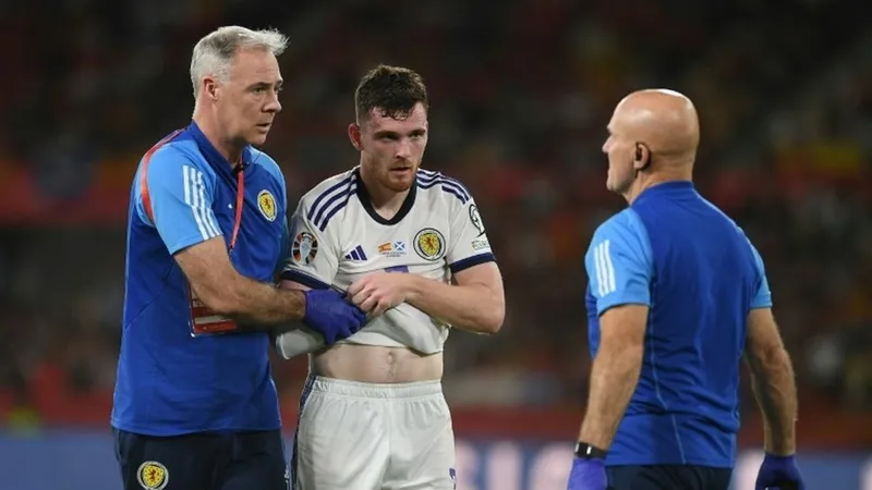 Andrew Robertson dính chấn thương vai trong trận gặp Tây Ban Nha hồi tháng 10
