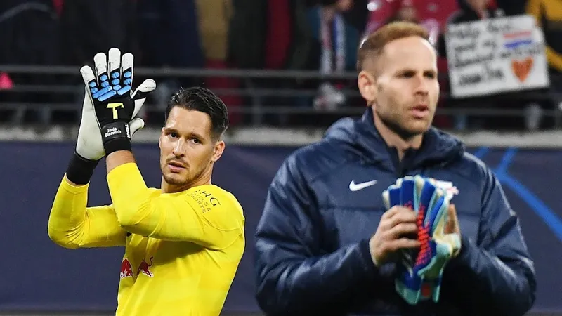 Peter Gulacsi (phải) có thể thay thế Janis Blaswich (trái) ở trận tiếp Union Berlin