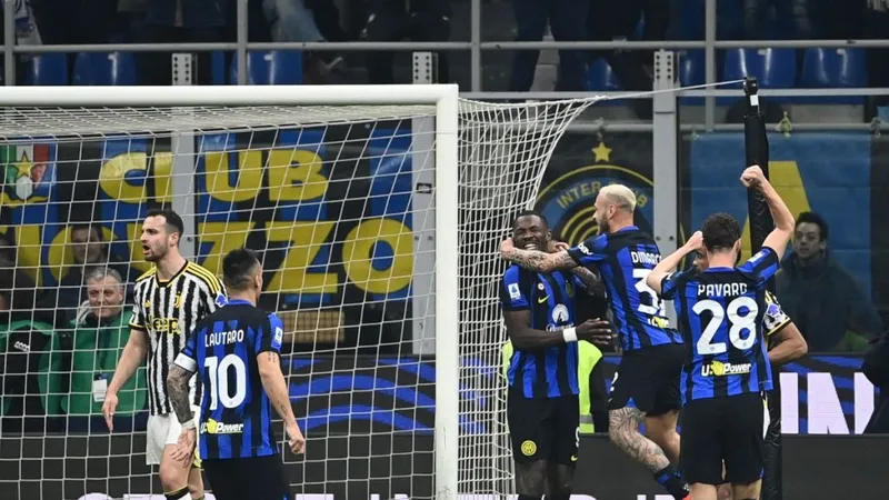 Các cầu thủ Inter ăn mừng bàn thắng hậu vệ Juve phản lưới nhà