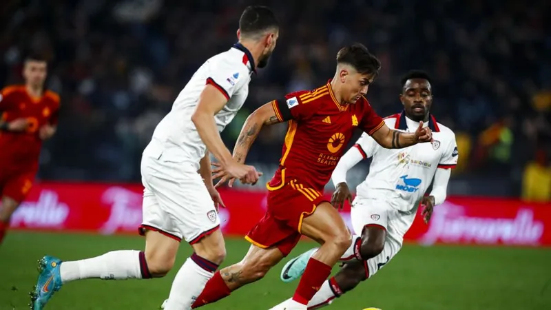 Paulo Dybala thoát đi giữa 2 hậu vệ Cagliari