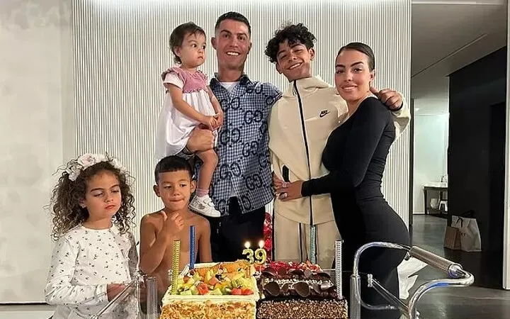 Ronaldo và gia đình cùng 3 chiếc bánh sinh nhật