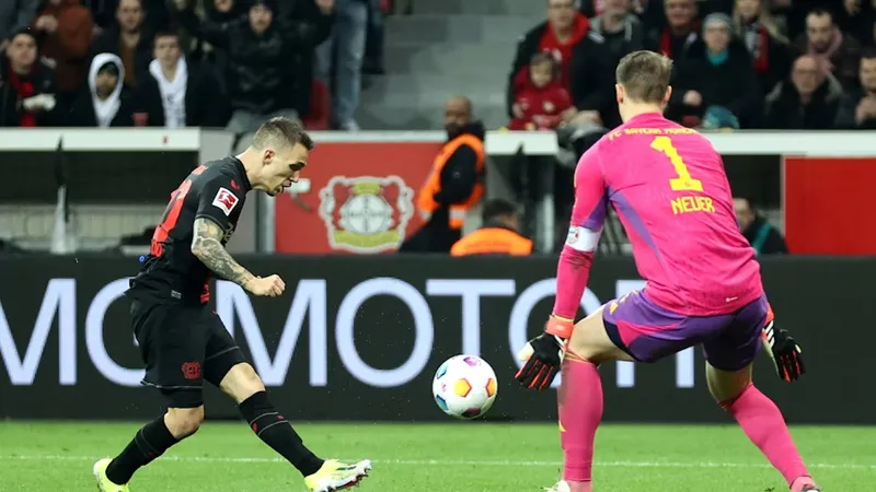Alejandro Grimaldo đánh bại thủ thành Neuer để nhân đôi cách biệt