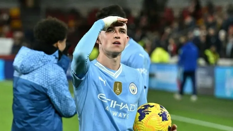 Phil Foden đã ghi hat-trick vào lưới Bầy ong ở lượt đi