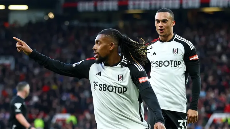Alex Iwobi ghi bàn quyết định ở phút 97