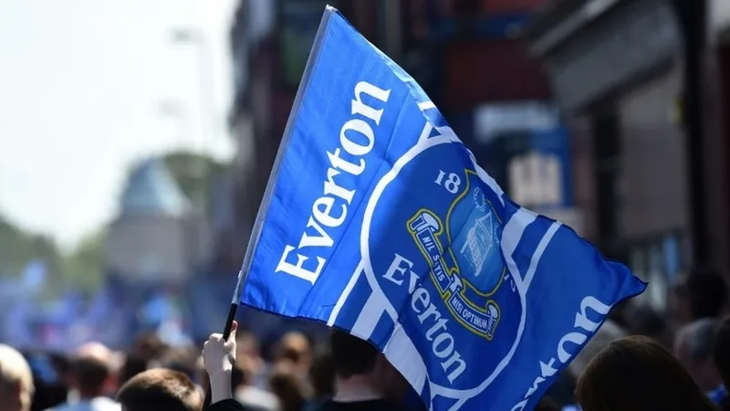 Everton đã lập tức vươn lên thứ 15 với 25 điểm