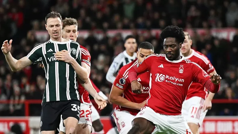 Man United phải trả mối hận thua trên sân Nottingham