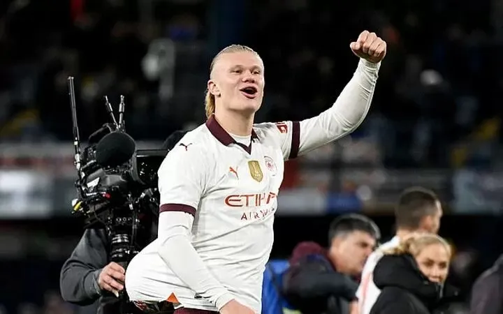 Erling Haaland ăn mừng bàn thắng trước Luton