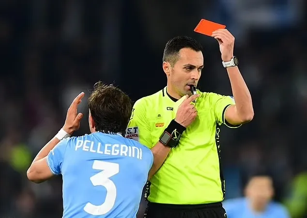 Chiếc thẻ đỏ có phần oan uổng cho Lucas Pellegrini