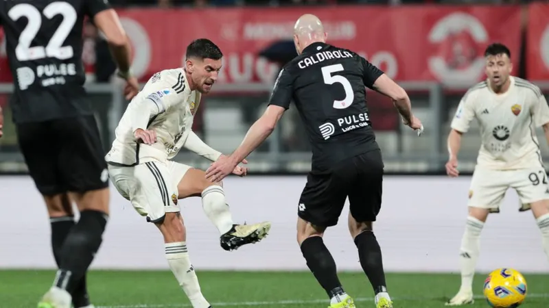 Lorenzo Pellegrini (áo trắng) mở tỷ số trận đấu