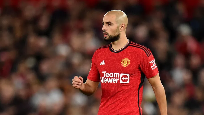 Tiền vệ người Morocco Sofyan Amrabat sẽ phải dạt ra đá biên trái
