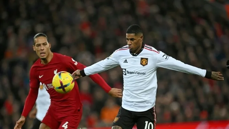 Van Dijk (trái) tranh bóng với Marcus Rashford (Man United)